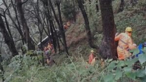 मुक्तेश्वर में पर्यटकों से भरी बस गहरी खाई में गिरी, 22 लोग घायल