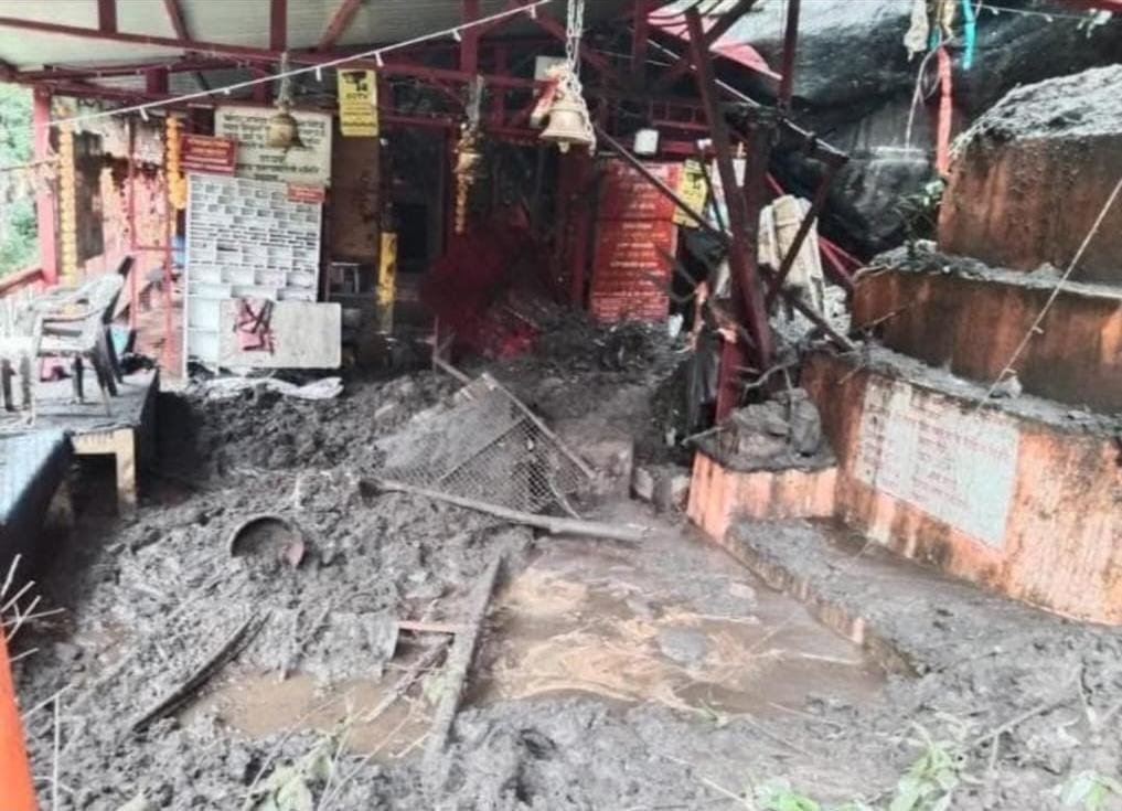 कल्पेश्वर मंदिर परिसर में भूस्खलन का मलबा