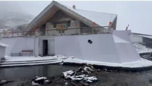 हेमकुंड साहिब में सीजन की पहली बर्फबारी, केदारनाथ घाटी में बारिश और घना कोहरा